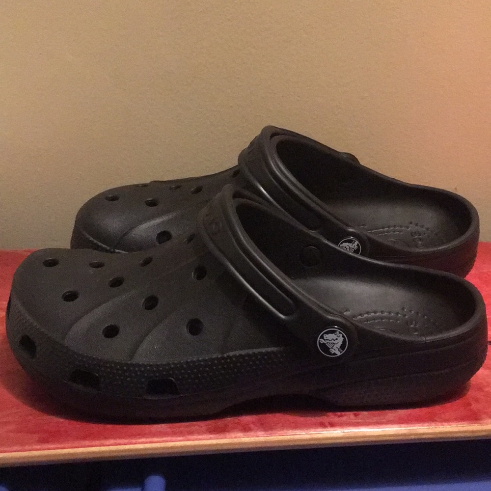 Black crocs